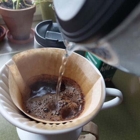 ein Kaffeefilter wird mit Wasser gefüllt