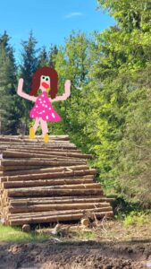 gemalte Frau auf Baumstämmen