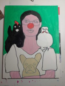 Clownin mit Hund und Hühnern in Arbeit