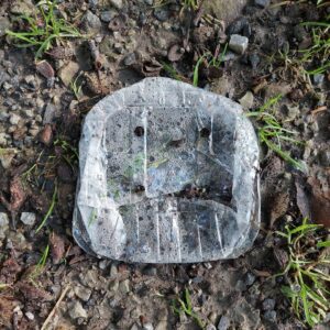 Plastikmüll auf Weg