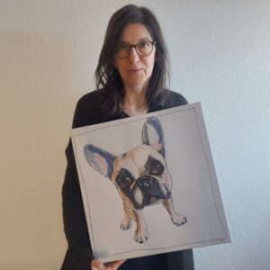 Frau zeigt Hundebild x