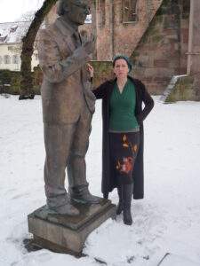 Frau neben Skulptur