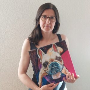 Frau mit gemaltem Hundebild