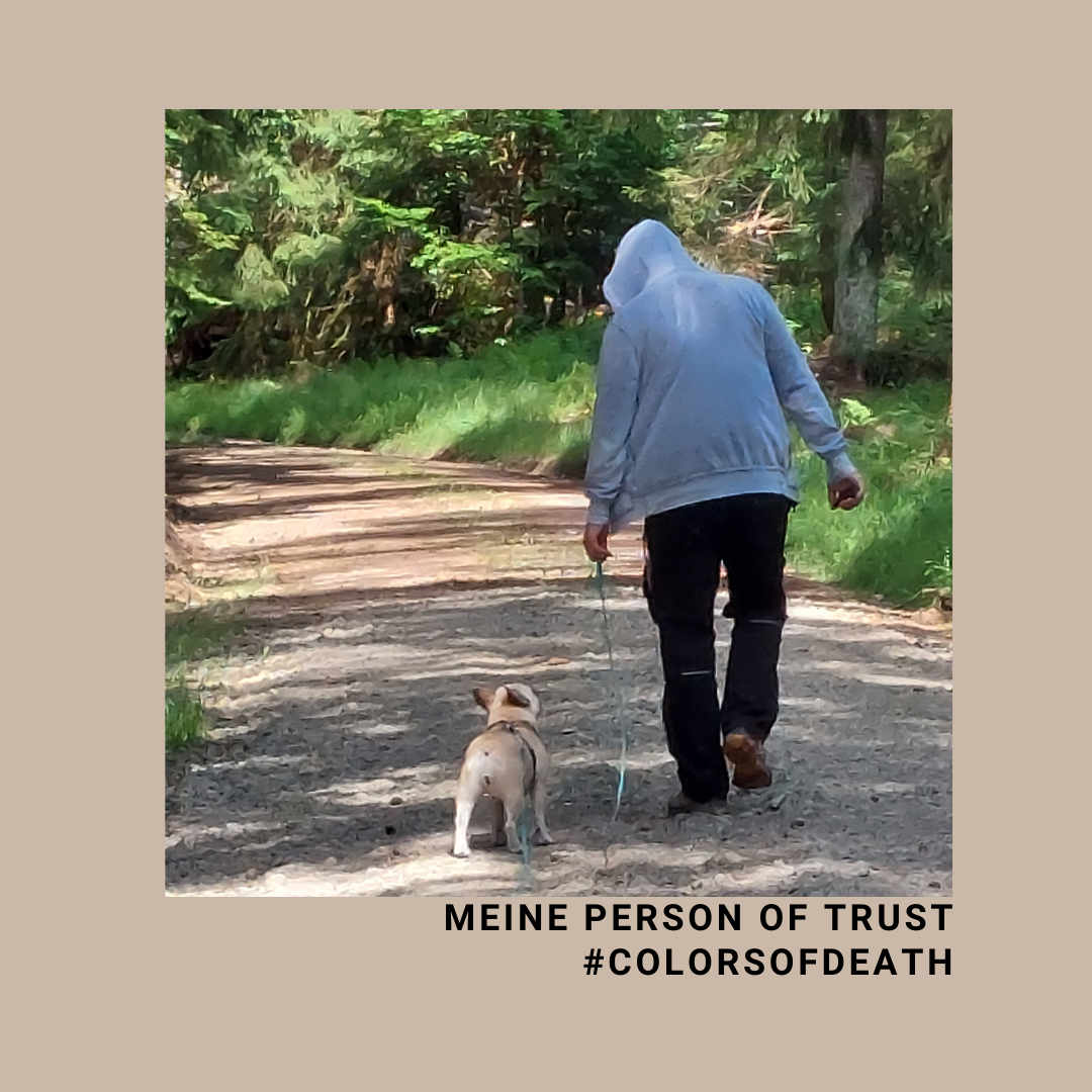 Mann spaziert mit Hund