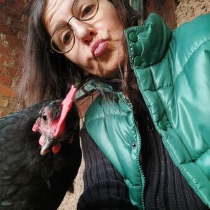 Frau mit Huhn