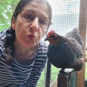 Frau mit Huhn