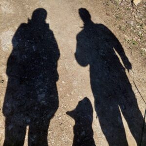 Schattenumriss Menschen und Hund