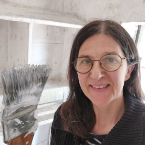 Frau mit Pinsel