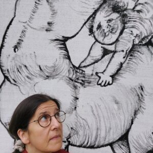 Frau vor Bild