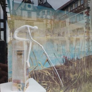Papierskulptur im Schaufenster