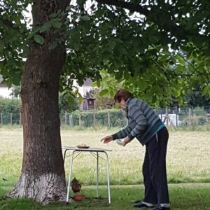 Baum, Frau, Huhn