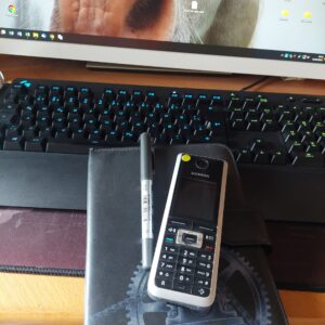 Arbeitsplatz mit Telefon u. Kalender