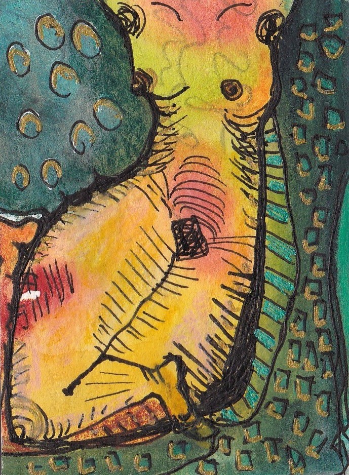 Kleines, ausdrucksstarkes Bild im Format einer Visitenkarte: Eine abstrahierte, weibliche Figur ist in Rückenlage dargestellt, der nackte Körper in warmen Gelb-, Orange- und Rosatönen. Die Formen sind stark vereinfacht und mit dunkler Kontur umrandet. Die Brustwarzen und Schamregion sind betont. Links oben ein baumartiges, dunkelgrünes Element mit goldenen Punkten. Der Hintergrund ist geometrisch gemustert, rechts mit Türkis und Gold, links in dunkleren Rottönen. Die Figur wirkt zugleich weich und kräftig, die Linienführung skizzenhaft und expressiv.