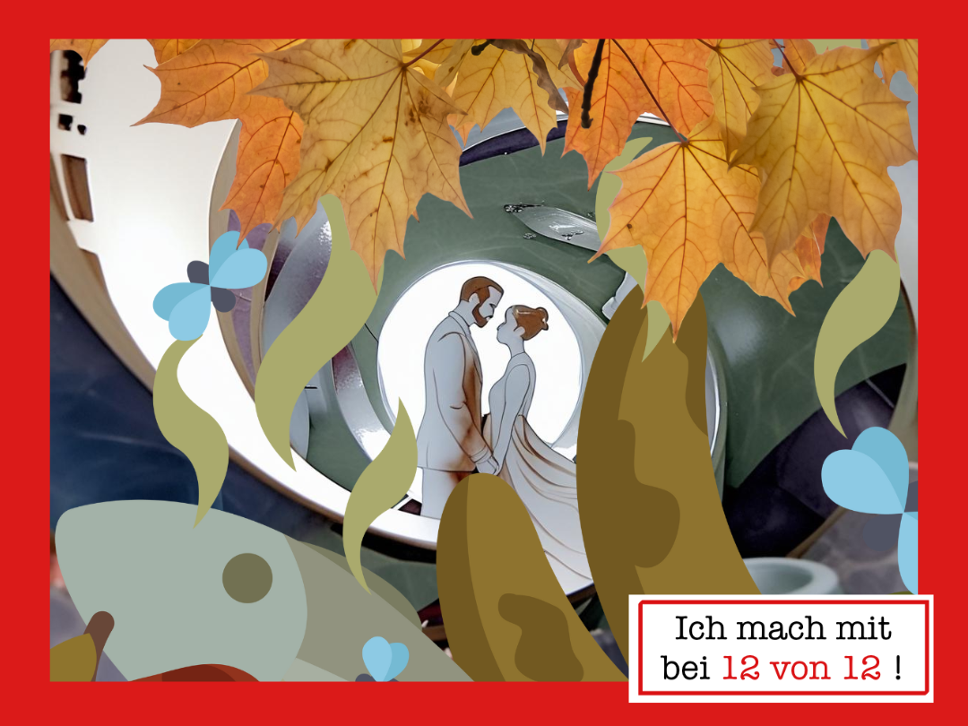 Ein herbstlich gestaltetes Beitragsbild für #12von12 im Oktober 2025: Ein KI-verarbeitetes Holzpaar steht zwischen Müllteilen und Herbstblättern. Unten rechts steht: „Ich mach mit bei 12 von 12!“