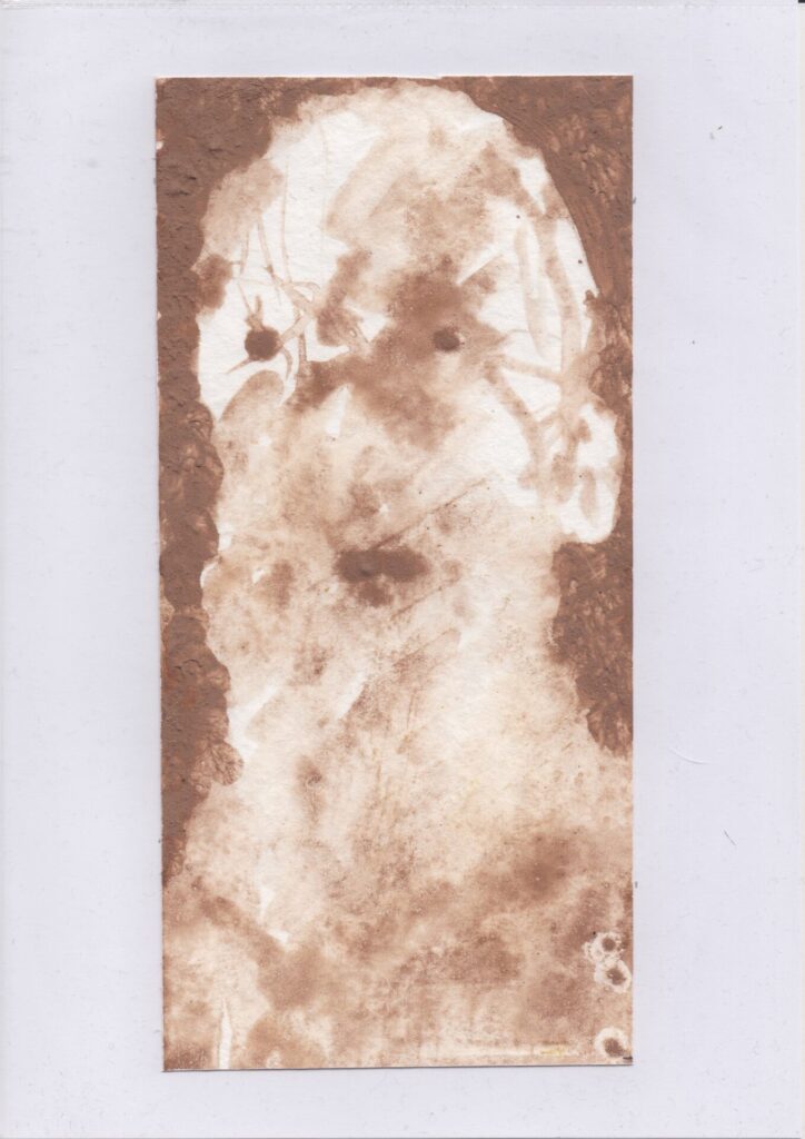 Erdgemaltes Porträt mit brauner Ackererde auf Aquarellpapier: Ein schemenhaftes Gesicht taucht aus einer fließenden, strukturierten Fläche auf.