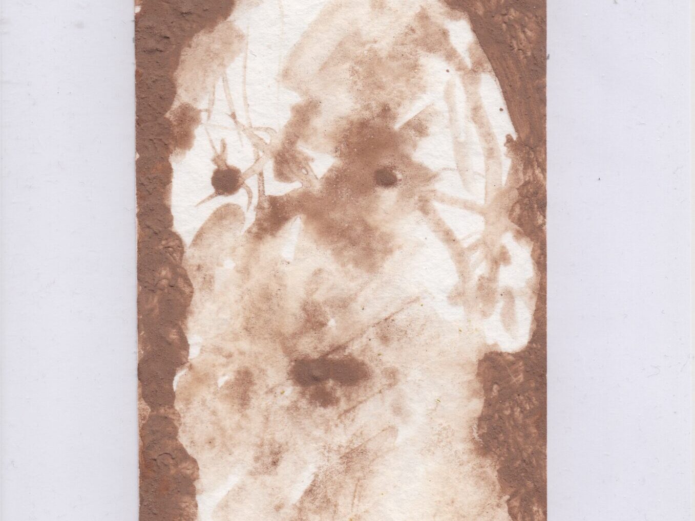 Porträt aus brauner Ackererde auf Aquarellpapier: Ein schemenhaftes Gesicht erscheint aus einer fließenden, natürlichen Grundierung ohne Bindemittel.