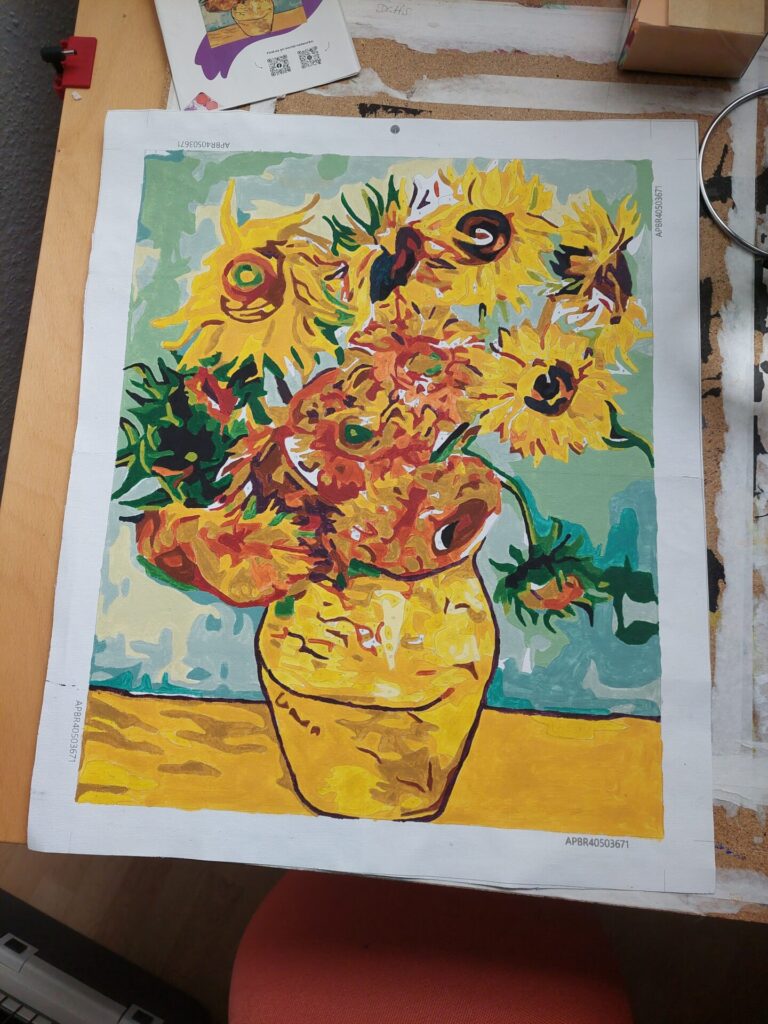 Gemaltes Bild nach Zahlen: Van Goghs Sonnenblumen in einer Vase, leuchtend gelb und grün mit kräftigen Kontrasten.