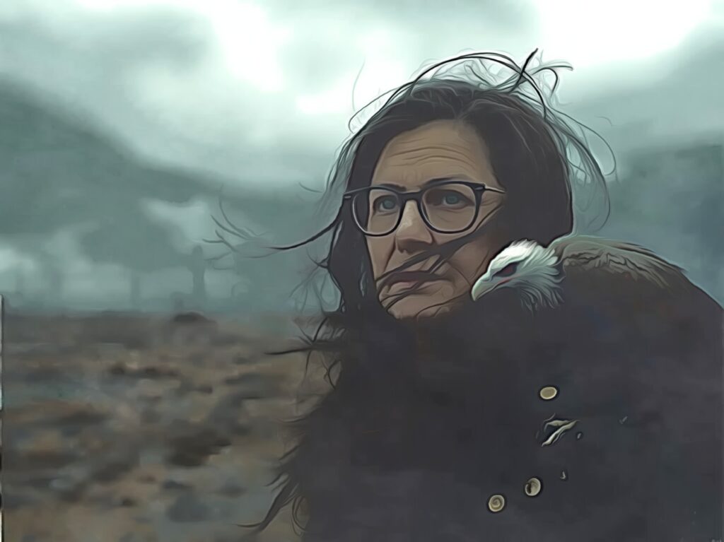 Illustrativ bearbeitetes Bild einer Frau mit Brille und langen Haaren, die in einer nebligen, trostlosen Landschaft steht. Auf ihrer Schulter sitzt ein stilisierter Geier mit weißem Kopf und roten Augen. Die Szene wirkt wie aus einem düsteren Comic oder Graphic Novel.