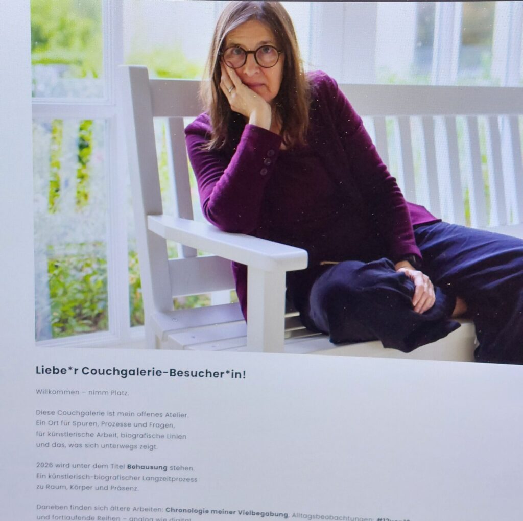 Computerbildschirm mit geöffneter Webseite. Zu sehen ist die aktualisierte Startseite für das Jahr 2026 mit dem Titel „Behausung“ sowie ein Hinweis auf den Beitrag „Nackt. Echt. Reif. – Mein Weg zu Aktbildern mit KI“.