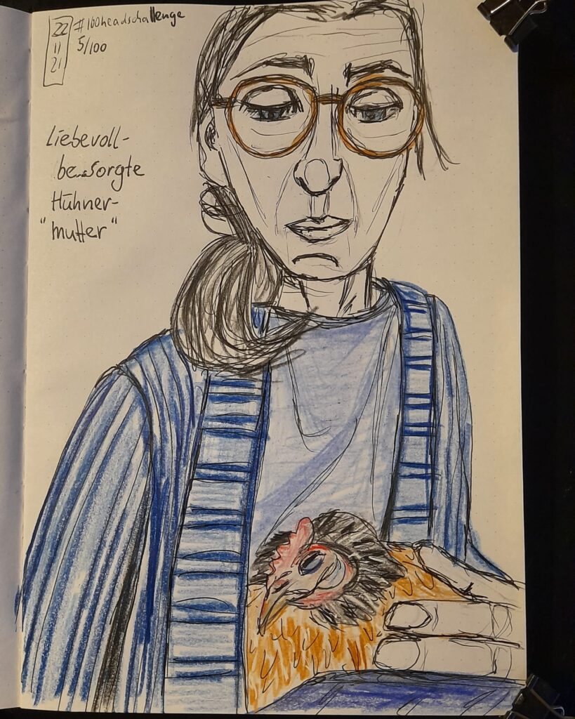 Bunt kolorierte Skizze einer nachdenklichen Frau mit Brille, die ein Huhn im Arm hält. Daneben handschriftlich: „liebevoll-besorgte Hühnermutter“.