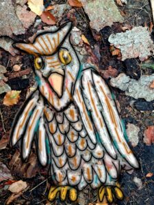 Eulenform in Baumrinde im Wald entdeckt und künstlerisch überarbeitet, 2021