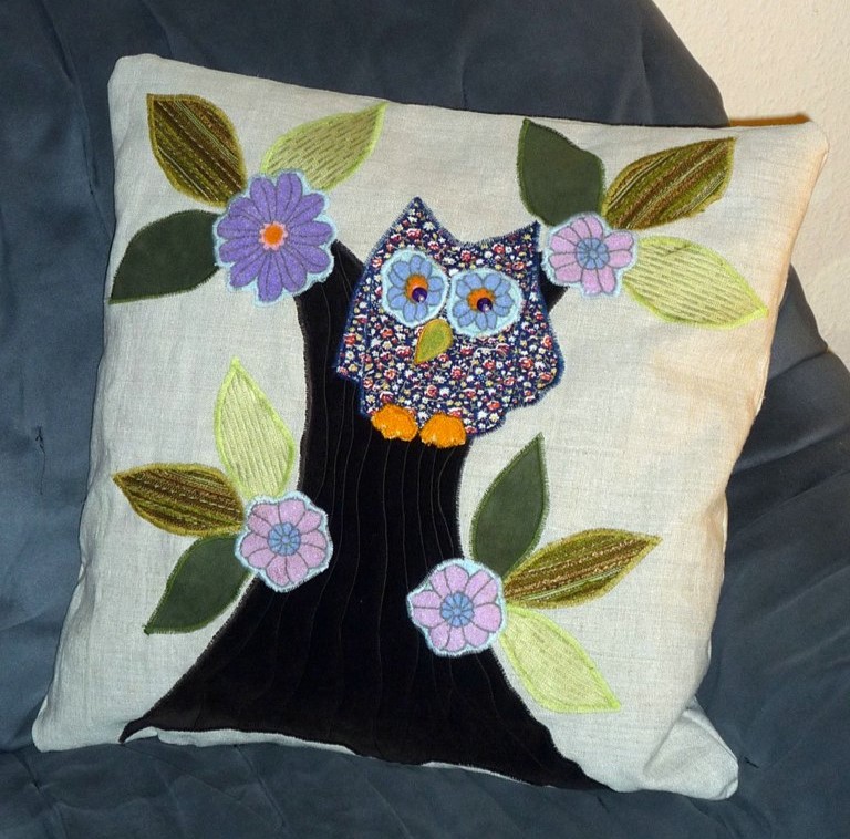 Genähtes Eulenkissen aus Textilkunst mit applizierter Eule im Baum