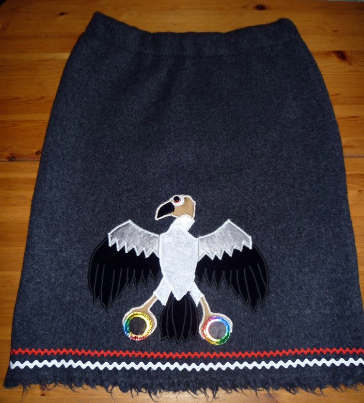 Applizierter Geier auf einem Rock – Symbol der Geierin als Krafttier