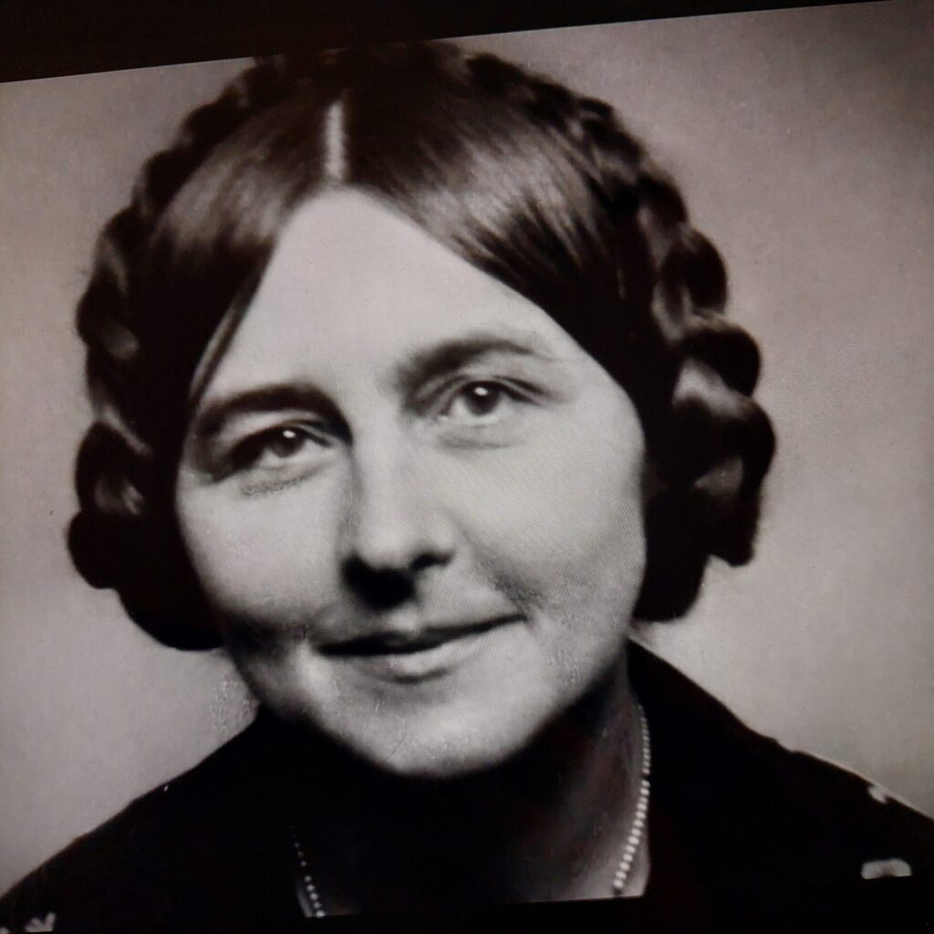 Schwarzweißporträt der Puppenmacherin Käthe Kruse auf einem Tabletbildschirm.