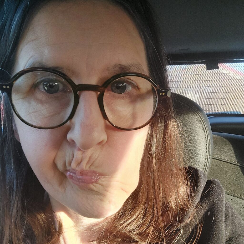 elfie einer Frau mit Brille im Auto auf dem Heimweg.