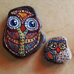 Zwei bunt bemalte Steineulen mit großen Augen – Beginn meiner Steineulen-Serie