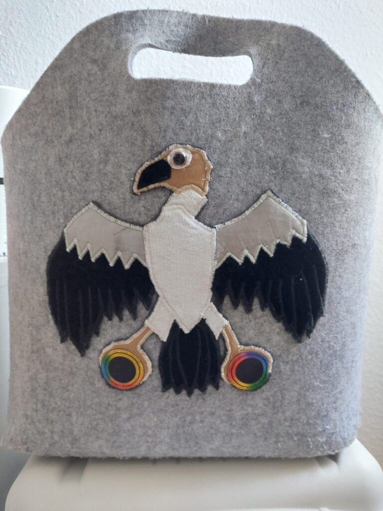 Tasche aus Filz mit applizierter Geierin, entstanden aus einem ehemaligen Krafttierrock