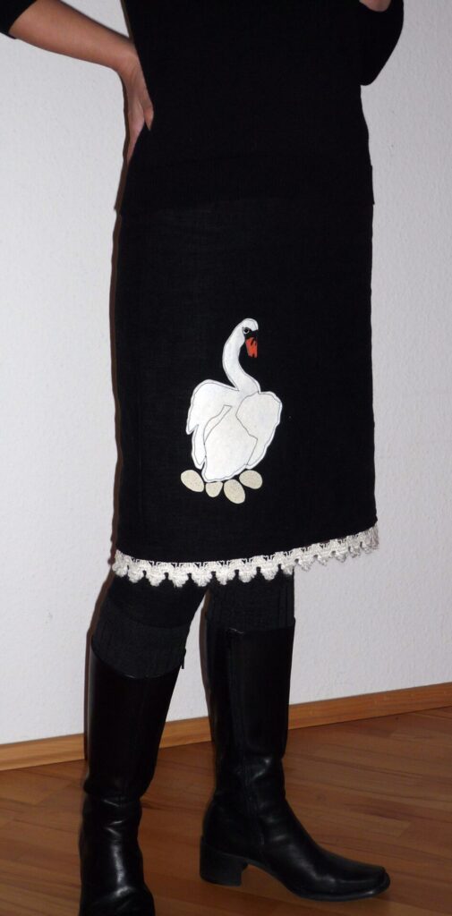Schwarzer Rock mit appliziertem weißen Schwan und vier Eiern als Krafttier-Motiv