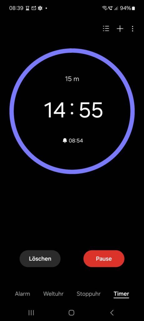 Smartphone-Timer auf 15 Minuten gestellt als Motivation für Haushaltsaufgaben.