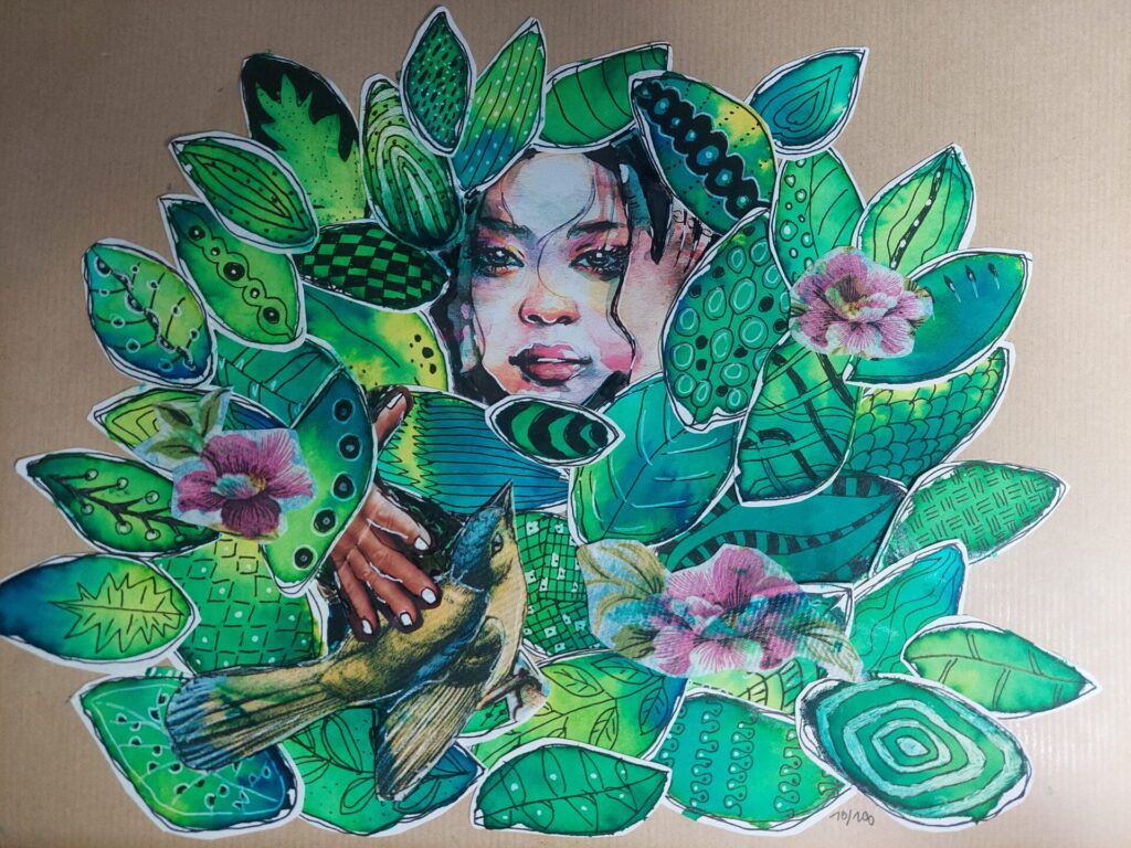 Collage mit Frauengesicht zwischen grünen Blättern und einem kleinen meisenartigen Gartenvogel aus einer Serviette.