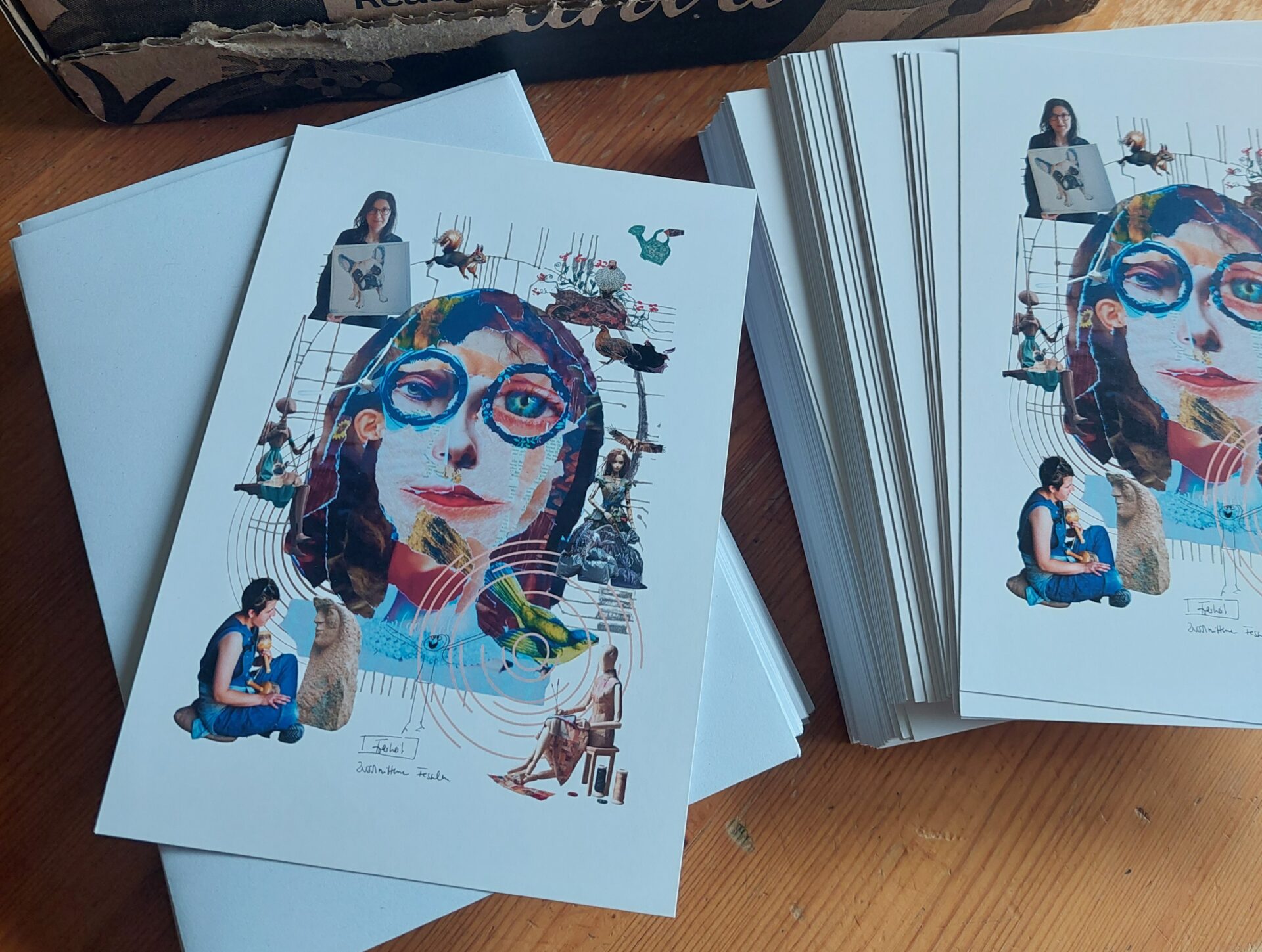 Hundert Postkarten für die Couchgalerie von vielbegabt.de mit Figuren, Tieren, Lebensspuren und einer zentralen Collagefigur.