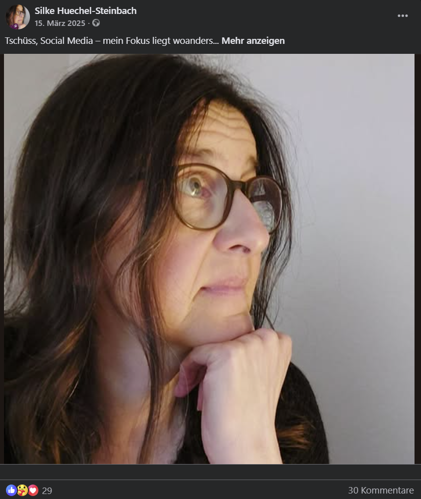 Silke Hüchel-Steinbach blickt nachdenklich zur Seite. Das Bild entstand anlässlich ihres bewussten Abschieds von den sozialen Medien im März 2025.