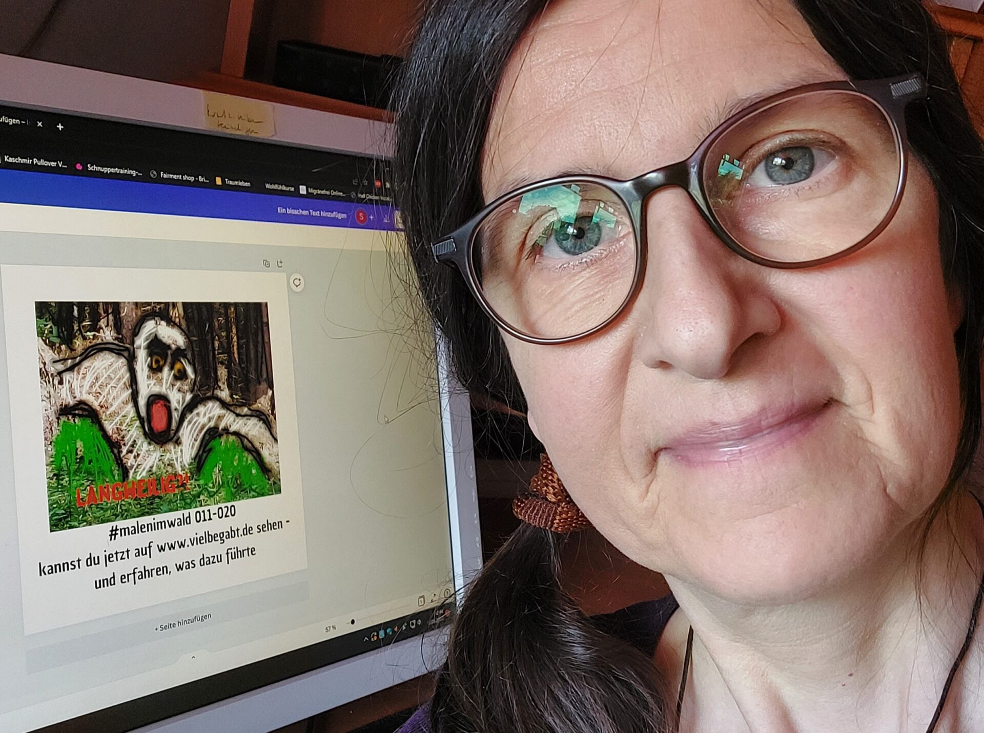 Silke Hüchel-Steinbach vor ihrem Bildschirm mit einem geöffneten Beitrag auf vielbegabt.de – fünf Jahre Bloggeschichte.