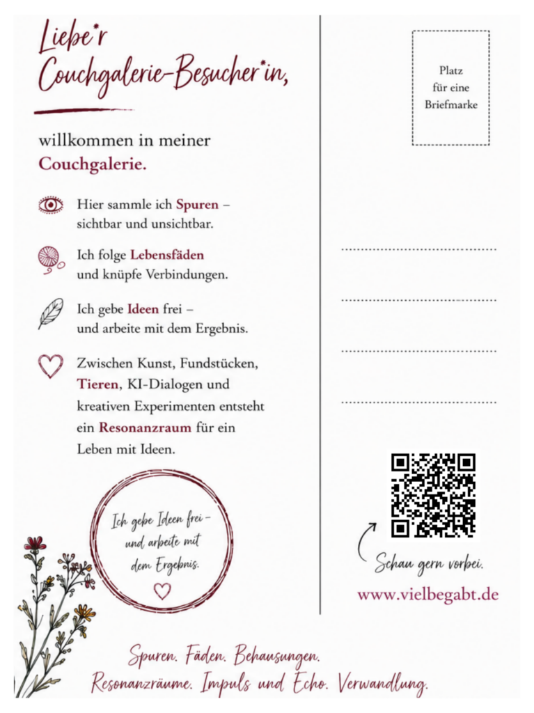 Rückseite der Jubiläumspostkarte von vielbegabt.de mit Begrüßung für Couchgalerie-Besucher*innen, den Begriffen Spurensicherung, Lebensfäden, Ideen, Resonanzraum, QR-Code zur Webseite sowie Platz für Anschrift und Briefmarke.