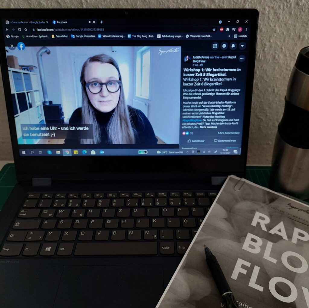 Laptop mit dem Webinar „Rapid Blog Flow“ von Judith Peters, das den Anstoß für den Start von vielbegabt.de als Blog gab.