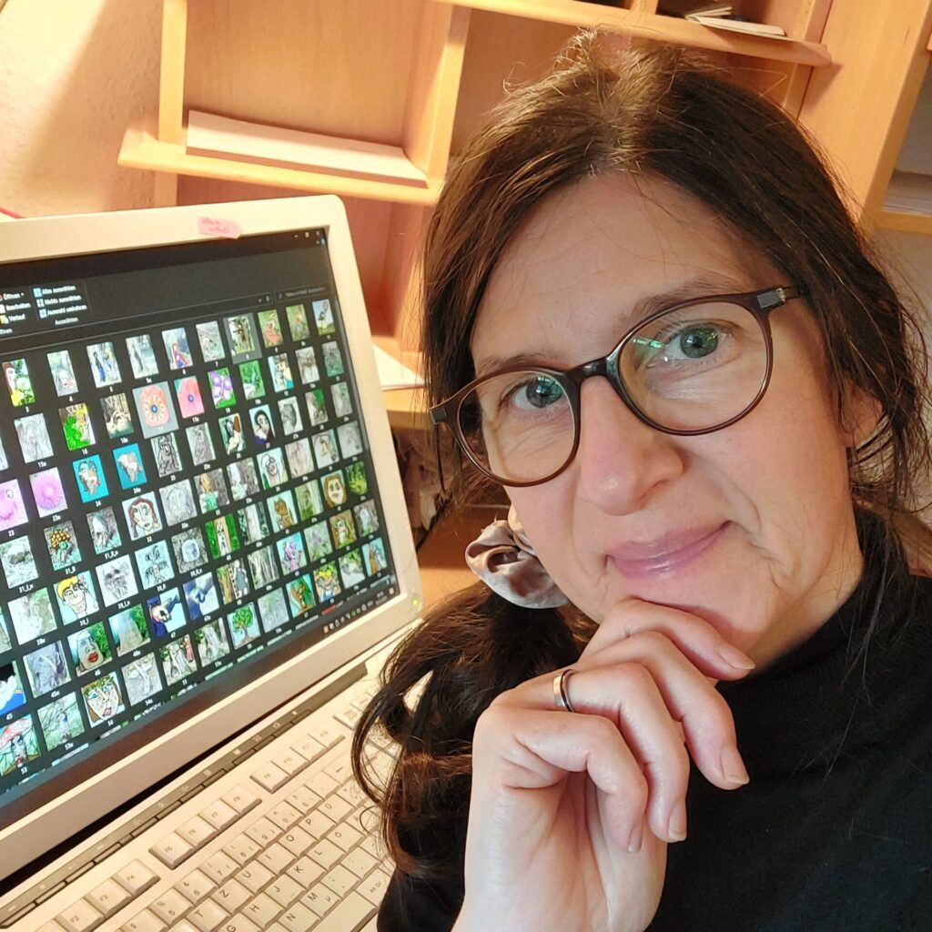 Silke Hüchel-Steinbach vor ihrem Computer mit einer Übersicht zahlreicher eigener digitaler Bilder und Collagen während ihres kreativen Arbeitsprozesses.